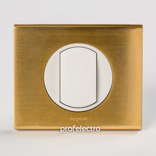 Рамка металлическая цвет золото-панель белая Celiane Legrand на profelectro.com.ua
