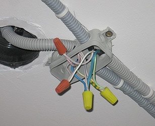 Прокладка электрического провода в гофре из ПВХ